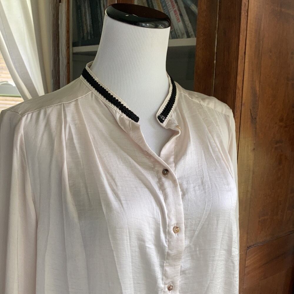 H&M Ivory Blouse W/Black Trim, Size 8 - Picture 2 of 11